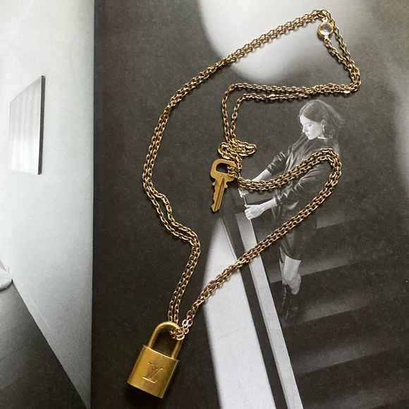 Louis Vuitton 301 Lock and key with Gold Plated Chain Necklace - Picture 6 of 12